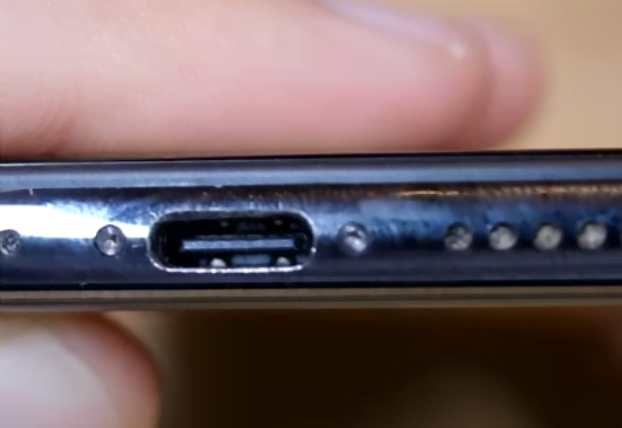 Robotingeniør, Ken Pillonel, har lavet den første iPhone X med USB-C stik (Foto: screenshot fra YouTube video)
