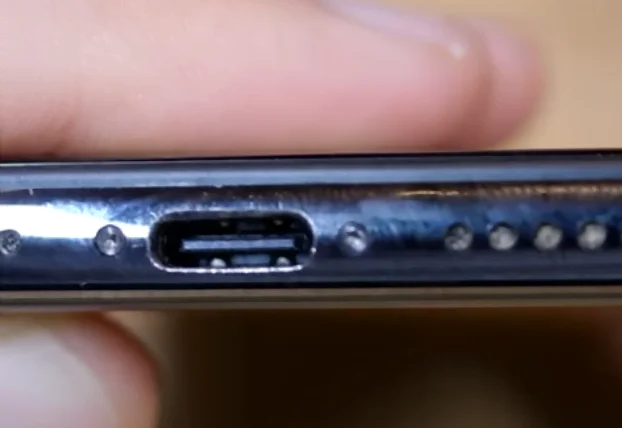 Robotingeniør, Ken Pillonel, har lavet den første iPhone X med USB-C stik (Foto: screenshot fra YouTube video)