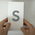 Samsung Galaxy S21 FE pakket ud af æsken før den officielle præsentation (Screenshot fra video HDblog)