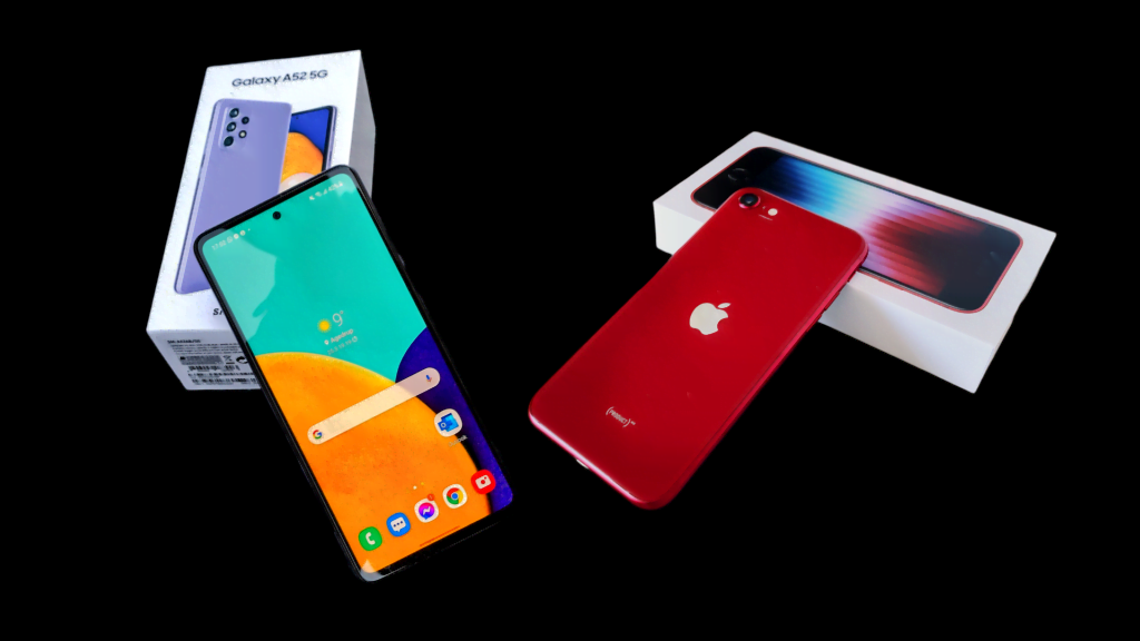 Samsung Galaxy A52 og iPhone SE 2022