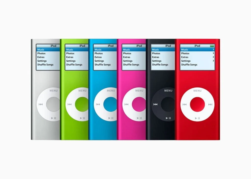 iPod nano (2. generation) blev introduceret den 25. september 2006. Den kom med tyndere design, lille farveskærm, i seks forskellige farver og tilbød op til 24 timers batteritid, samt kunne indeholde op til 2.000 sangtitler (Foto: Apple)