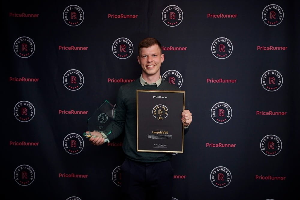 Jonas Nørgaard fra LavprisVVS modtog prisen som Årets Butik 2022 (Foto: PriceRunner)