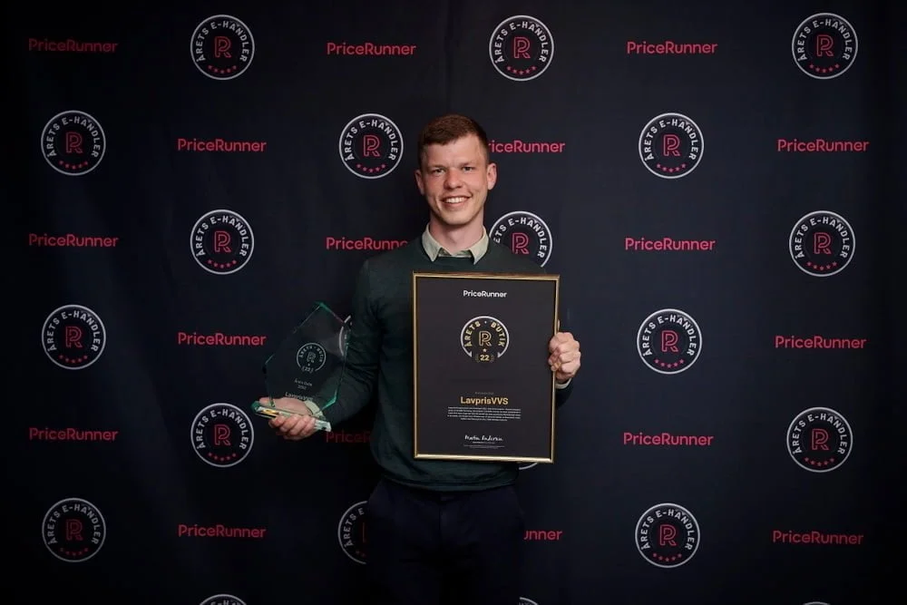 Jonas Nørgaard fra LavprisVVS modtog prisen som Årets Butik 2022 (Foto: PriceRunner)