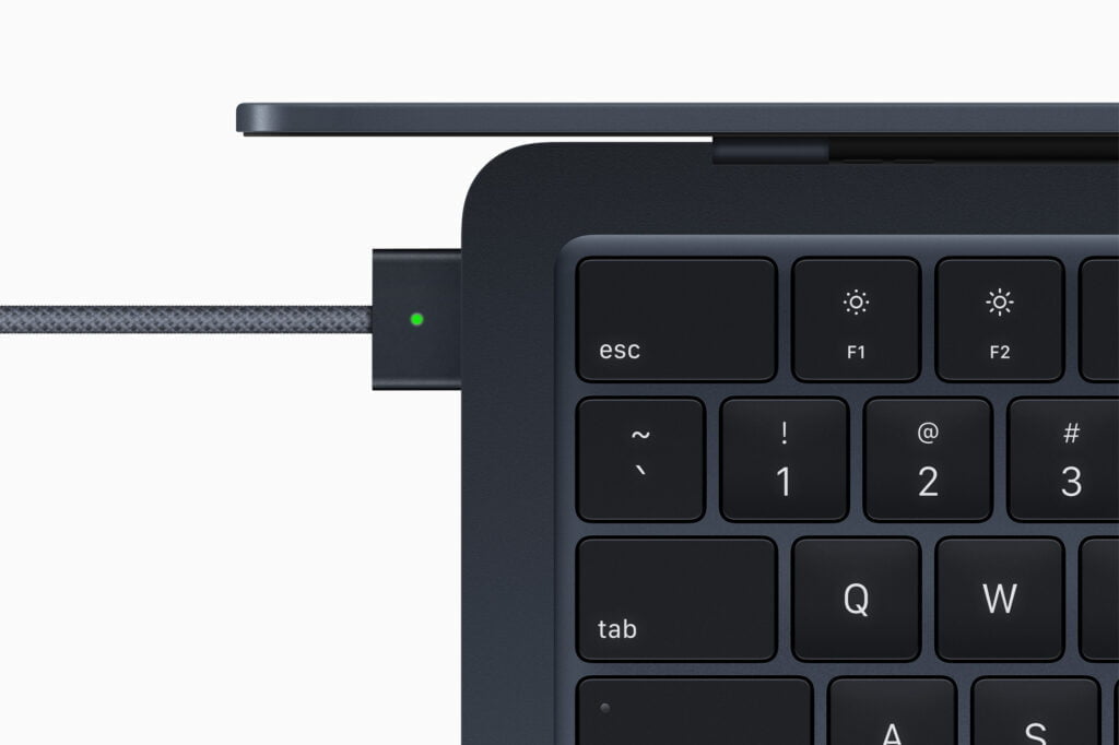 MagSafe opladning på MacBook Air (Foto: Apple)