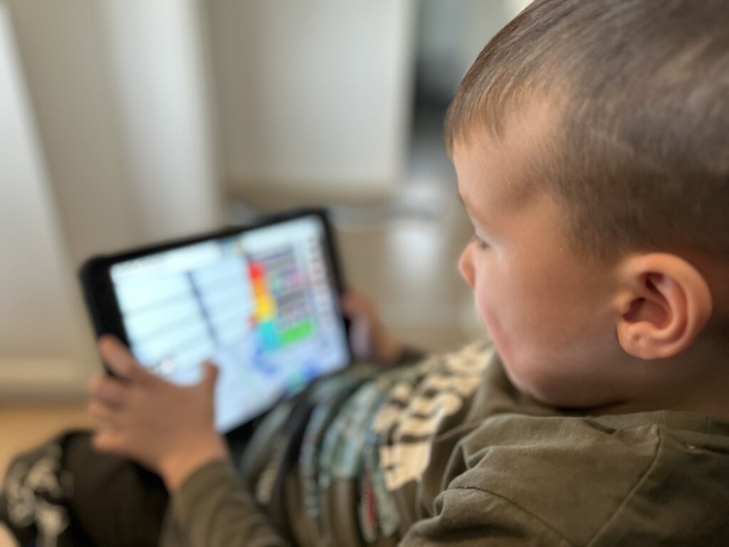 Børn kan koble af foran skærmen, som vi andre, men kan det være skadeligt? (Foto: MereMobil.dk)
