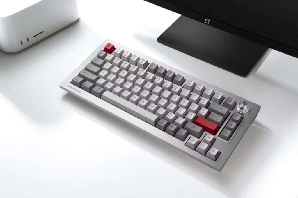 tastatur på et bord