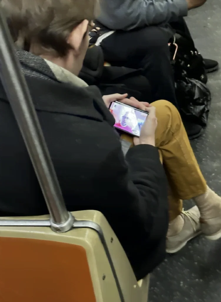 En mand spottet i New York Subway med en telefon, som rygtes at være Google Pixel Fold (Kilde: GSMArena.com)