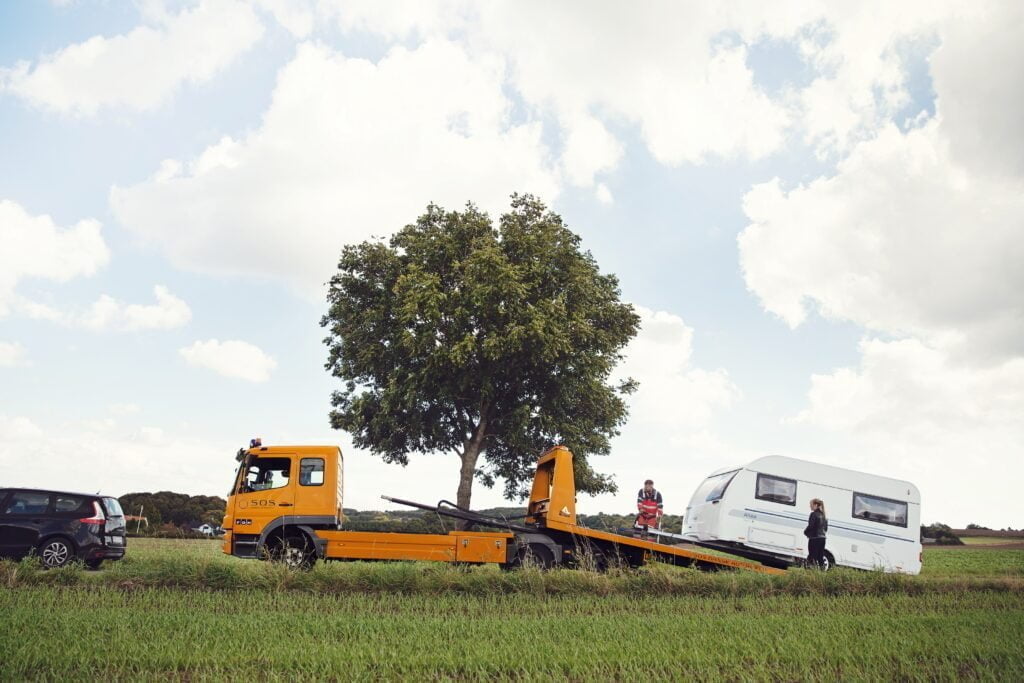 en campingvogn læsses på en autohjælp-bil