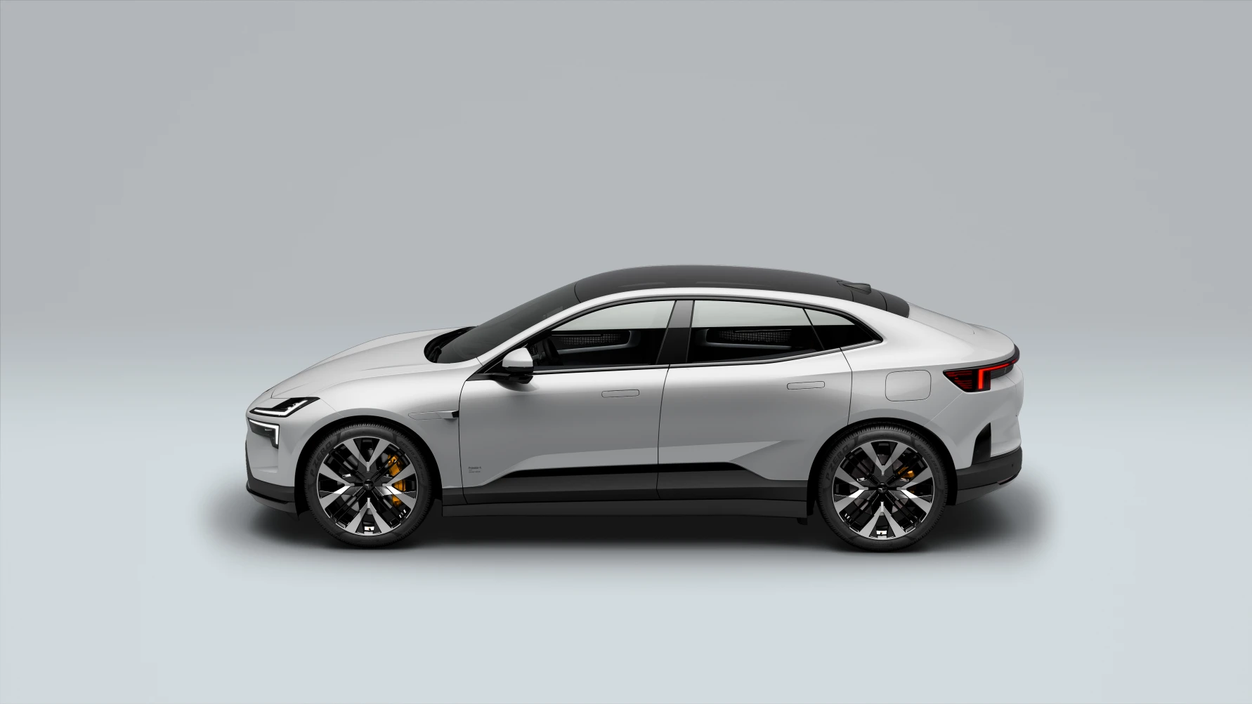 Polestar 4 elbil set fra siden i profil i naturlige omgivelser