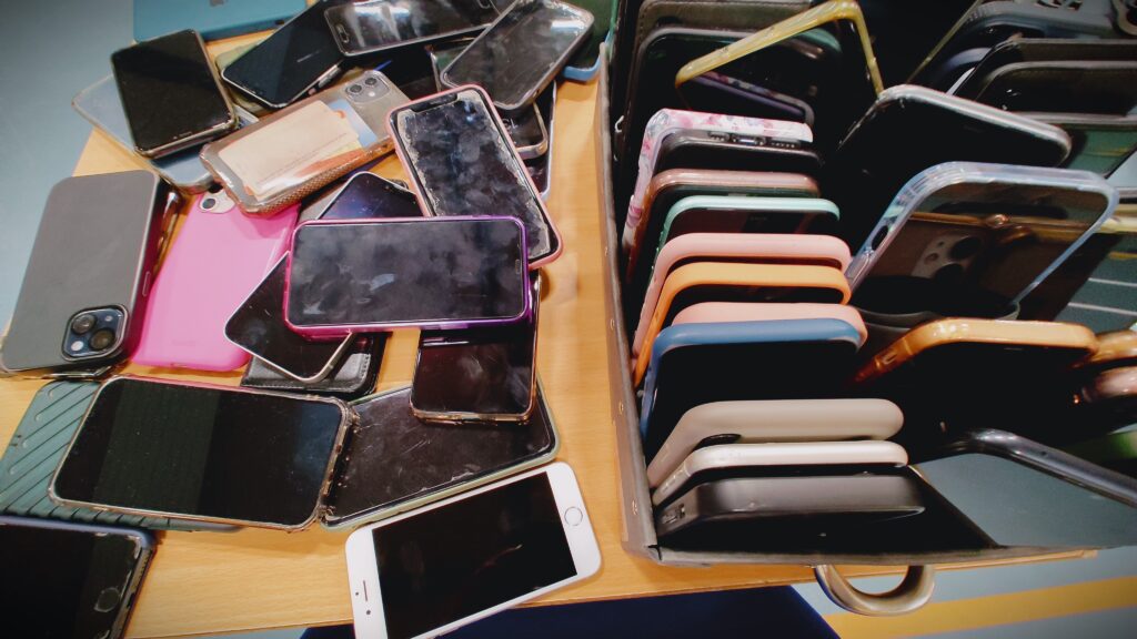 mange mobiltelefoner på et bord