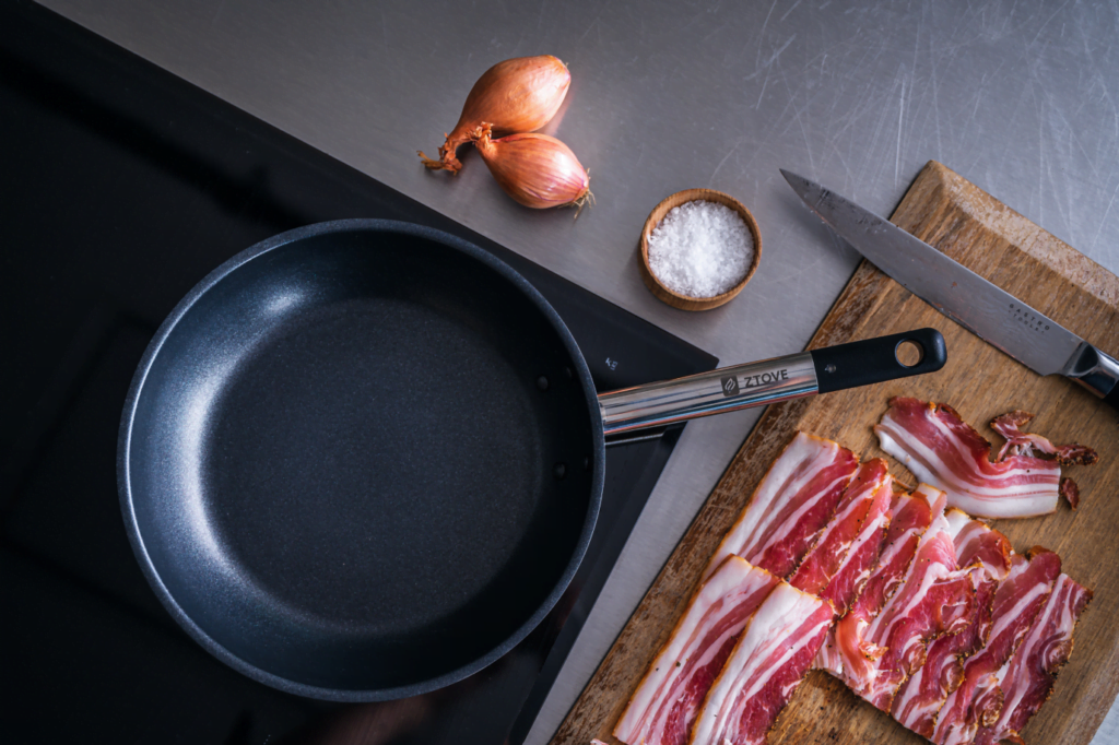 en pande, bacon og en kogeplade