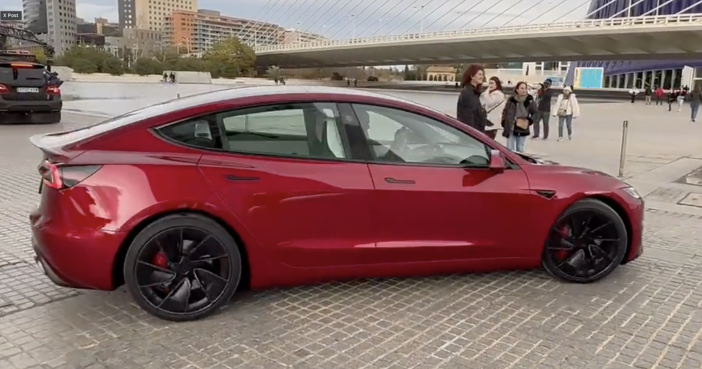 Billede af det, som rygtes at være Tesla 3 Performance, der er spottet i Valencia (Kilde: Twitter-video)