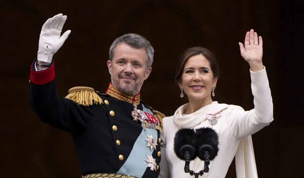 kongepar vinker fra balkon