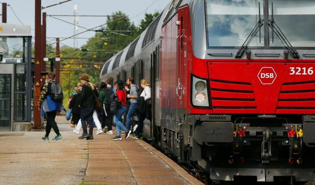 et tog på en perron