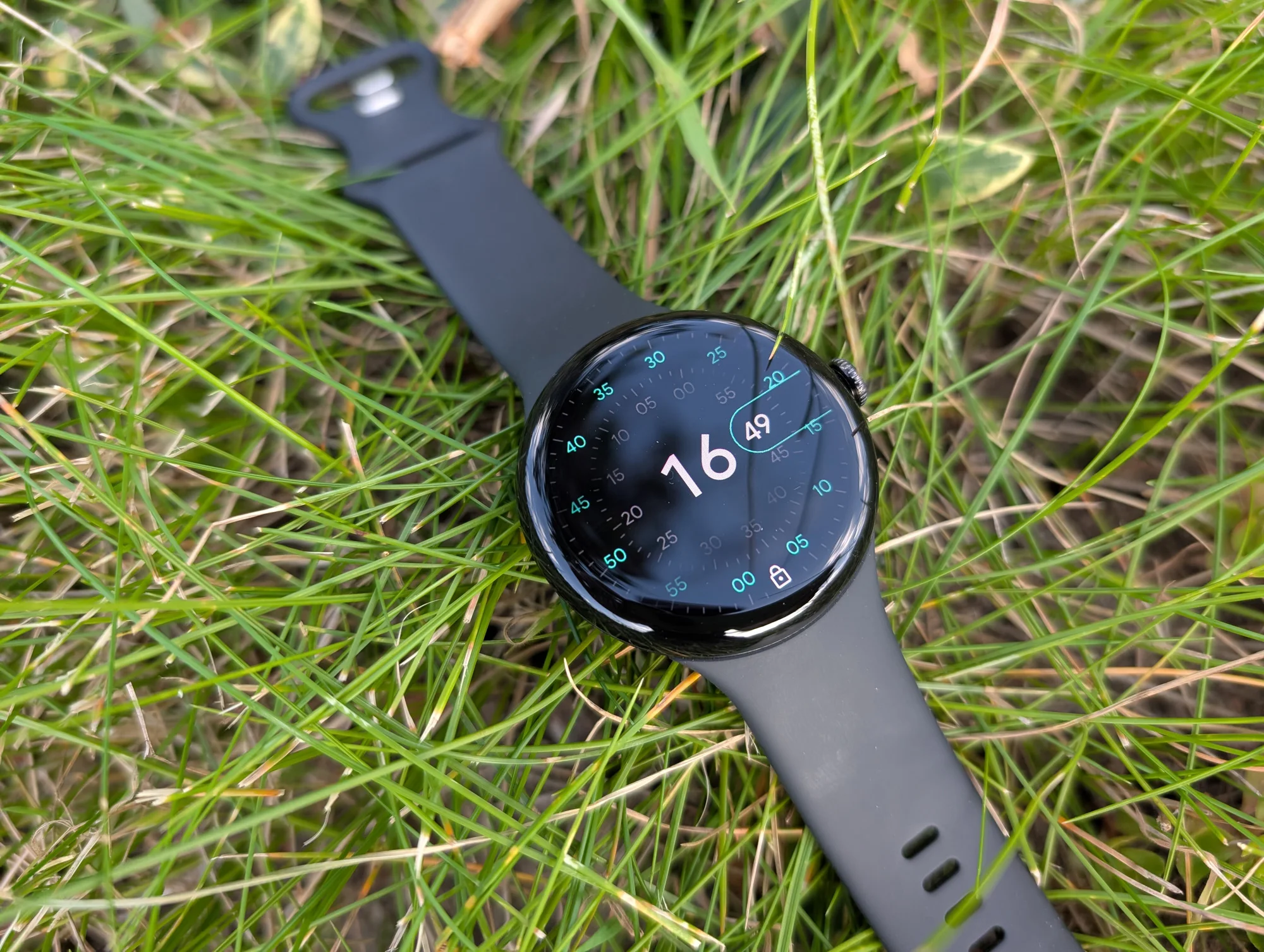Pixel Watch 3 grass