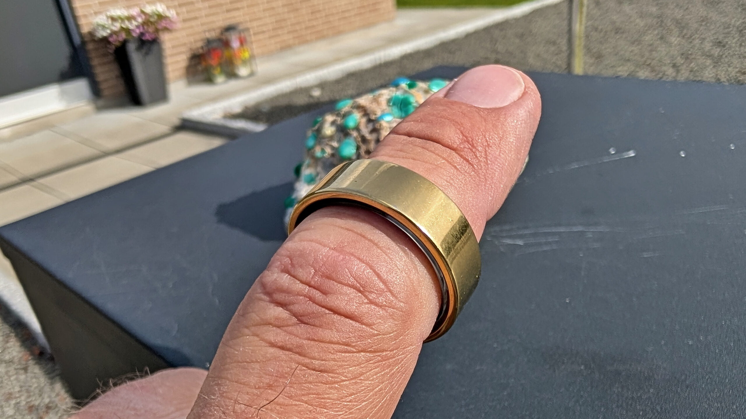 Ultrahuman Ring Air smartring i titanium finish på en person der sover