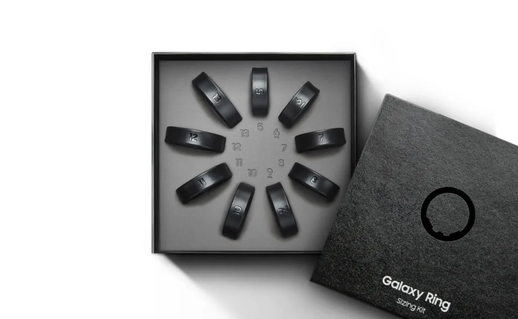 Samsung er klar med forsalget på Galaxy Ring. Du kan nu bestille din Galaxy Ring og modtage den når den lander i handlen.Samsung Galaxy Ring er et nyt og meget spændende produkt. Det er den første lancering af en smartring på det danske marked.Galaxy Ring kommer i butikkerne fra den 13. november 2024 og du kan ved at forudbestille den nu modtage den samtidig med den kommer i handlen – måske endda dagen før. Samsung skriver nemlig, at den ventes afsendt den 11. november 2024, hvis du køber netop nu.Kender du ikke din ringstørrelse, så kan du bestille et Ring Sizing Kit med. Dette er gratis og du skal efterfølgende indenfor 14 dage indtaste din ringstørrelse.VIDEO: Galaxy Ring: How to find your size with Sizing Kit
https://www.youtube.com/watch?v=5Mja4EXJWOoPrisen på Samsung Galaxy Ring i Danmark bliver 3.549 kroner. Prisen er inklusiv Sizing Kit, hvis du ikke kender din størrelse. Samsung skriver dog, at ordren annulleres og refunderes, hvis du ikke vælger størrelse indenfor 14 dage.Nu kommer Samsung Galaxy Ring til Danmark – det koster denGalaxy Ring fungerer med alle nyere Android-telefoner, men min oplevelse er, at den virker bedst med en Samsung-telefon. Særligt opsætningen spiller mere glat. I dagligt brug er der ikke nogen forskel.Du kan se vores anmeldelse af Galaxy Ring i videoen herunder. Du kan også læse den fyldestgørende anmeldelse her.https://www.youtube.com/watch?v=b11kOt5cLYMSmartring – hvorfor?
En undersøgelse viser, at 34 procent af danskerne monitorerer deres sundhedsdata for at overvåge deres krops generelle sundhed. Et nyt produkt til det er Galaxy Ring.Der er nogle, som ikke gider store smartwatches, der ikke ligner et rigtigt ur. Det kan også være i samarbejde med et smartwatch så dataene bliver endnu mere præcise.De målte data fra Galaxy Ring synkroniseres med jævne mellemrum med Samsung Health-appen.Der måles:
• Søvnmønstre hvor søvn kvalitet, dybe søvnfaser og eventuelle forstyrrelser registreres. Du får en energy score, samt anbefalinger til en mere balanceret livsstil.
• Temperaturmåling ringen måler kontinuerligt og kan derfor registrere de mindste ændringer, der oftest er forbundet med hormonelle udsving f.eks. ved menstruation eller ægløsning.Du får personlige forslag til, hvordan du kan nå dine mål med Wellness Tips. Du skal heller ikke selv starte en træning, som mange kender fra et smartwatch eller telefon. I stedet skal du blot hoppe på løbebåndet (eller andet) og starte din træning. Galaxy Ring registrerer selv træningen.Galaxy Ring måler også din puls, hjerterytme og iltniveauet i blodet.Der er op til 7 dages batteritid på Galaxy Ring – og endnu flere, hvis du har ladeetueiet med.Mere til historien
Jeg har også testet et billigere alternativ til Galaxy Ring, nemlig Ring Air fra Ultrahuman. Her kan du læse min test af Ring Air. Normalprisen er 379 euro – cirka 2.826 danske kroner, men jeg har en rabatkode, der reducerer prisen til cirka 2.543 kroner. Brug dette link og rabatkoden “JohnG10”.Læs også:
TEST: Ultrahuman Ring Air | Et billigere alternativ til Samsung Galaxy Ring