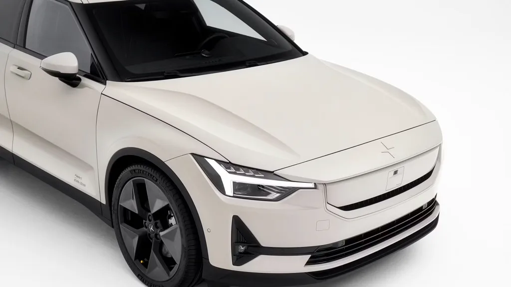 Polestar 2 i 2026-modellen i den nye Dune-farve (Foto: Polestar)