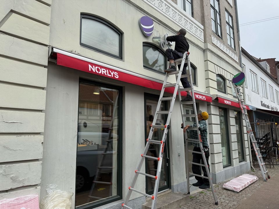 Telia-butikkerne ændrer look - facaden præges nu af Norlys' farver og brand (Foto: Norlys)