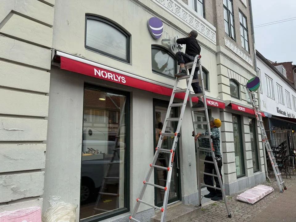 Telia-butikkerne ændrer look - facaden præges nu af Norlys' farver og brand (Foto: Norlys)