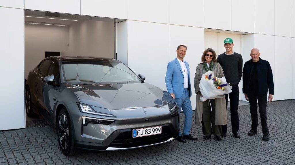 Polestar Danmark har afleveret nøglerne til en Polestar 4, som er nummer 10.000 indregistrerede Polestar i Danmark (Foto: Polestar Danmark)