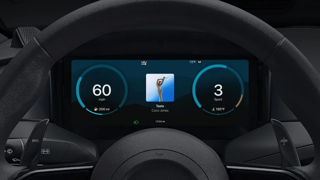 Polestar klar til Apples CarPlay Ultra – men uden tidsplan Mens flere bilproducenter har forholdt sig tavse omkring Apples næste generations CarPlay-system, CarPlay Ultra, bekræfter det svenske elbilmærke Polestar, at de fortsat planlægger at understøtte platformen i deres kommende elbiler. Polestar har overfor MacRumors bekræftet deres fortsatte engagement i CarPlay Ultra. Dog oplyser en talsmand, at der endnu ikke er fastlagt nogen tidsramme for implementeringen, og yderligere detaljer mangler stadig. I øjeblikket er CarPlay Ultra kun tilgængeligt i de nyeste luksusbiler fra Aston Martin i USA og Canada. Apple har dog tidligere annonceret, at flere mærker, herunder Hyundai og Kia, arbejder på at integrere systemet i løbet af det kommende år. Det er værd at bemærke, at Hyundai og Kia også er på vej med et helt nyt infotainmentsystem baseret på Android Automotive, som introduceres med en ny Ioniq 5. Polestar var selv blandt de bilproducenter, som Apple i 2022 fremhævede som partnere til den næste generation af CarPlay. Efter tre år er det dog uklart, hvor mange af disse oprindelige partnere der fortsat er med ombord. F.eks. har Mercedes-Benz tidligere bakket ud af CarPlay Ultra til fordel for deres egen softwareplatform.