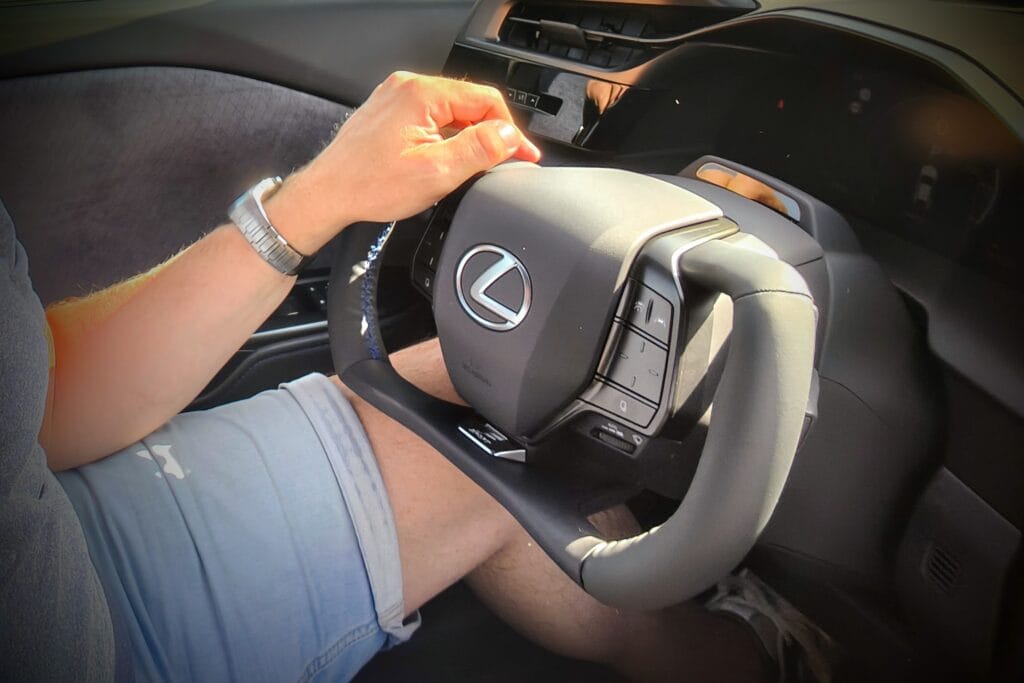 Lexus RZ 550e F SPORT Yoke rat