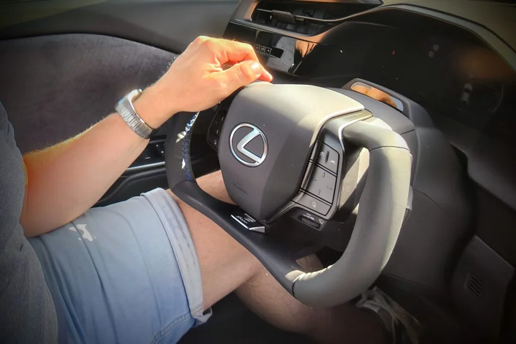 Lexus RZ 550e F SPORT Yoke rat