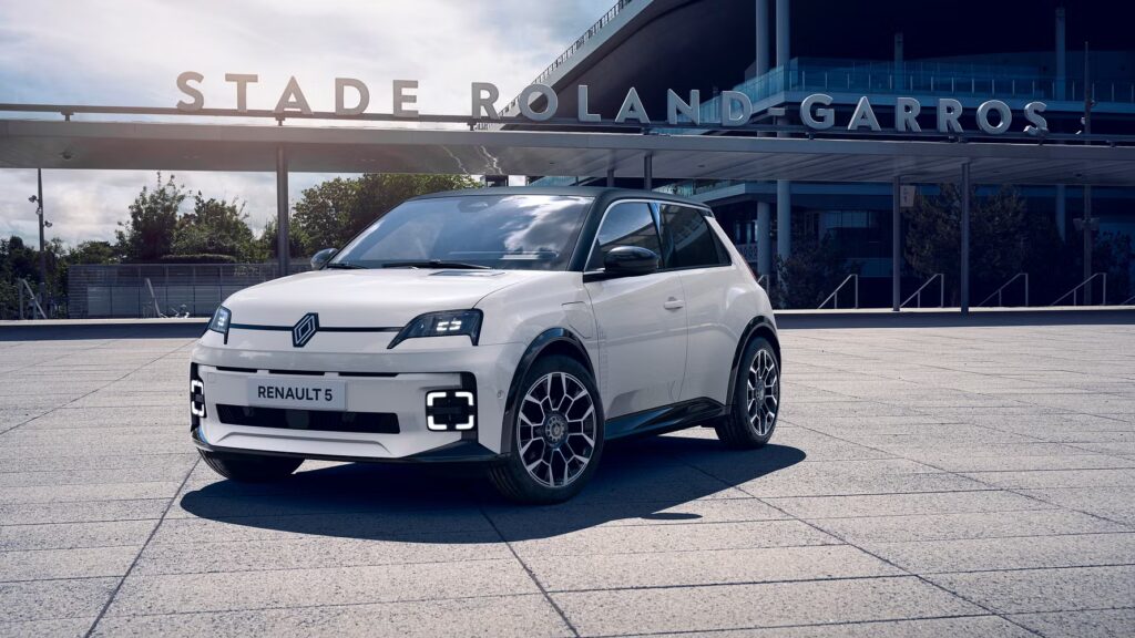 Renault 5 E-Tech elbil parkeret foran en historisk bygning.