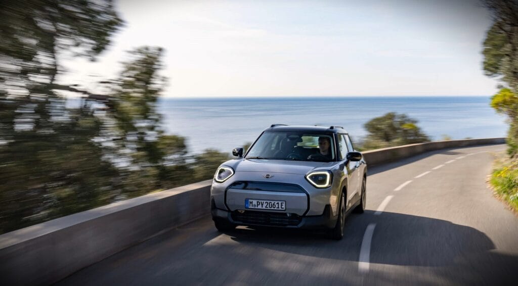 en bil kommer kørende