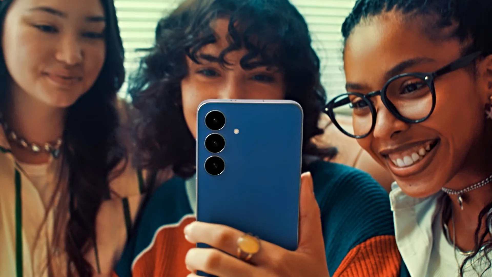 Samsung Galaxy-s25-fe-lifestyle