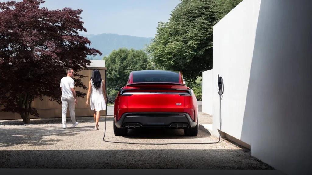 to personer ved eb Tesla Model Y i en indkørsel