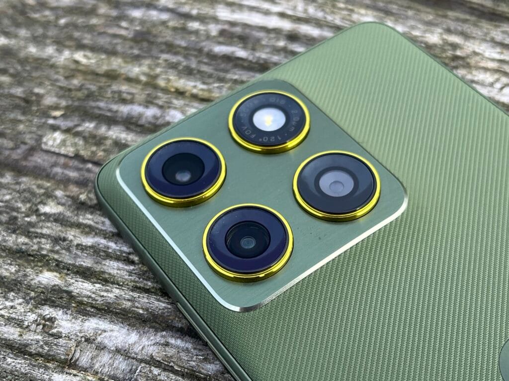 Close-up af dobbelt kamera på bagsiden af Motorola Edge 70.