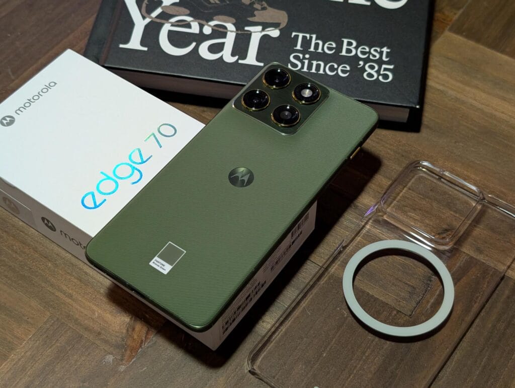 Motorola Edge 70 set fra siden for at vise tykkelsen på 6 mm.