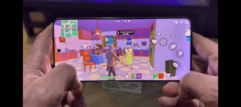 Fortnite spil der kører på Motorola Edge 70 skærm.