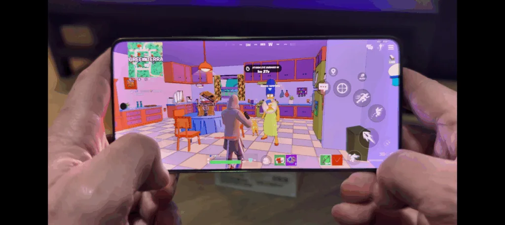 Fortnite spil der kører på Motorola Edge 70 skærm.