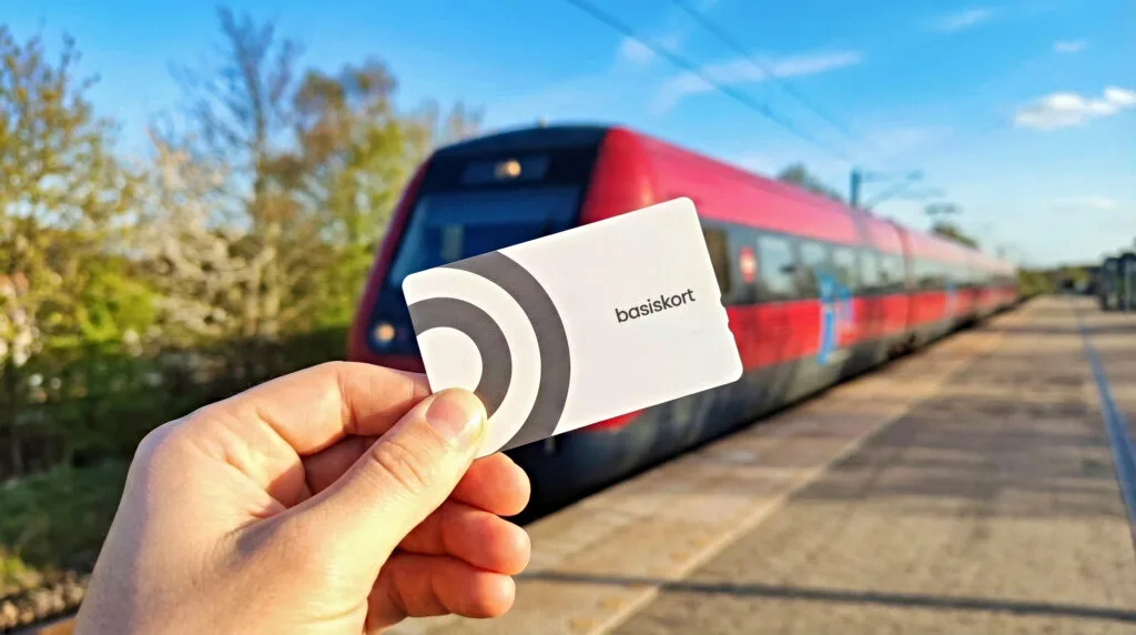 Nyt fysisk Rejsekort Basiskort på togstation