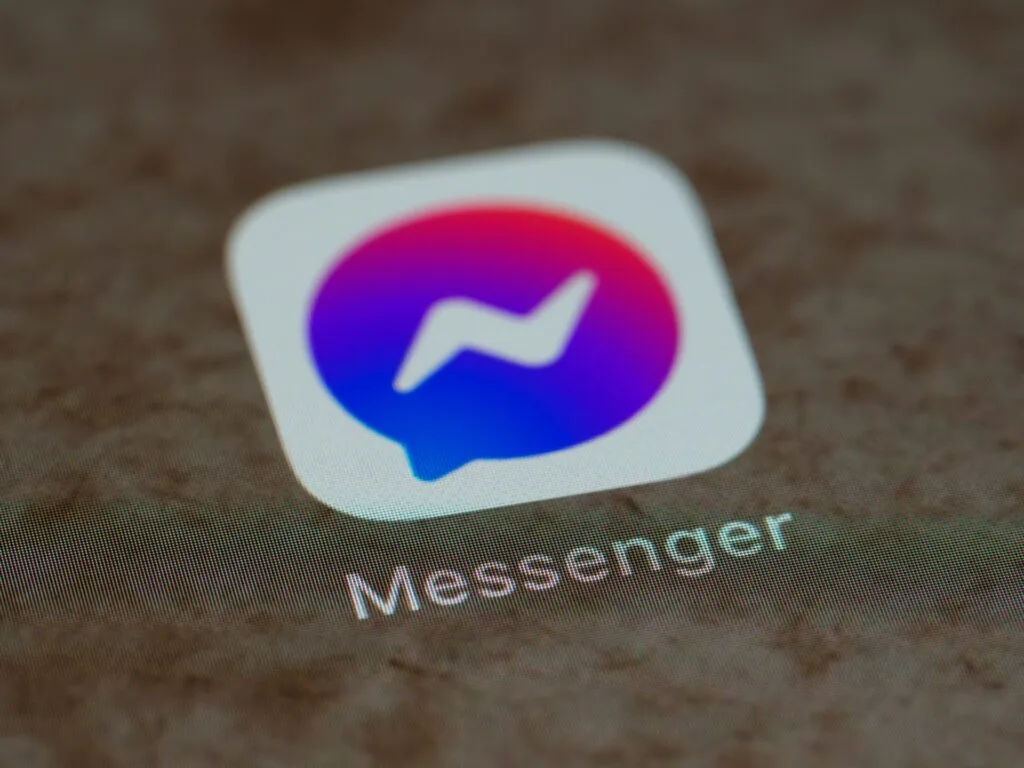 Messenger app ikon på computer skærm med advarsel om at messenger lukker på desktop