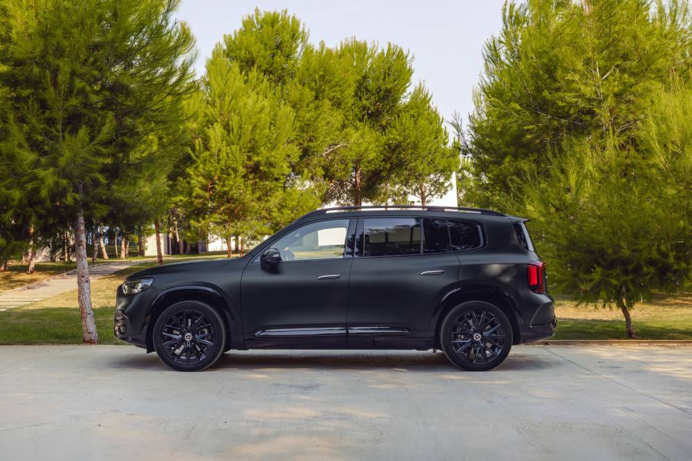 Sølvgrå Mercedes GLB EQ Technology elbil set forfra parkeret på vej.