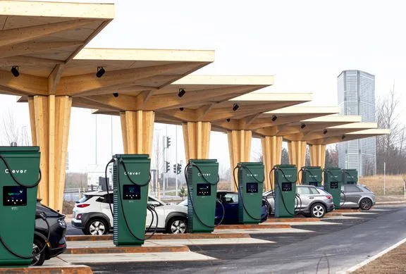 Clever spår, hvordan du kommer bedst igennem årets juletrafik, hvor rekordmange elbiler vil præge både vejene og landets ladelokationer. (Foto: Clever)