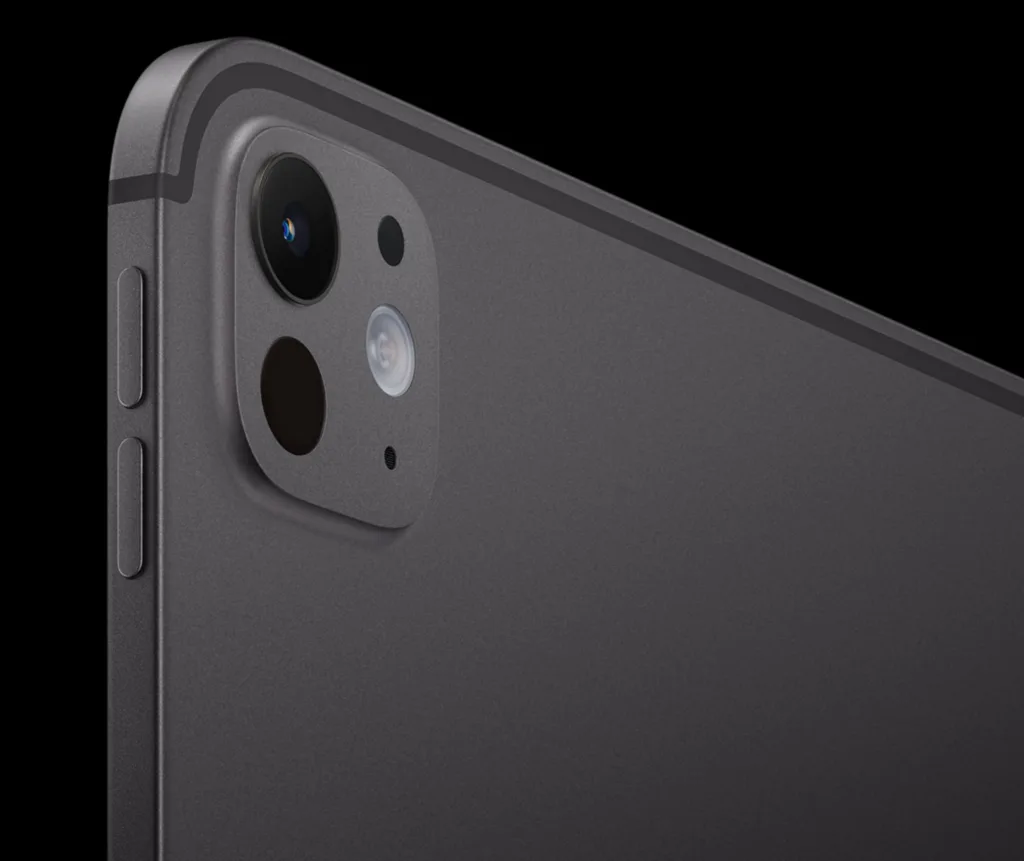 Bagsiden af den slanke Space Gray iPad Pro M5, der viser den minimalistiske kamera-bump og Apple-logoet.