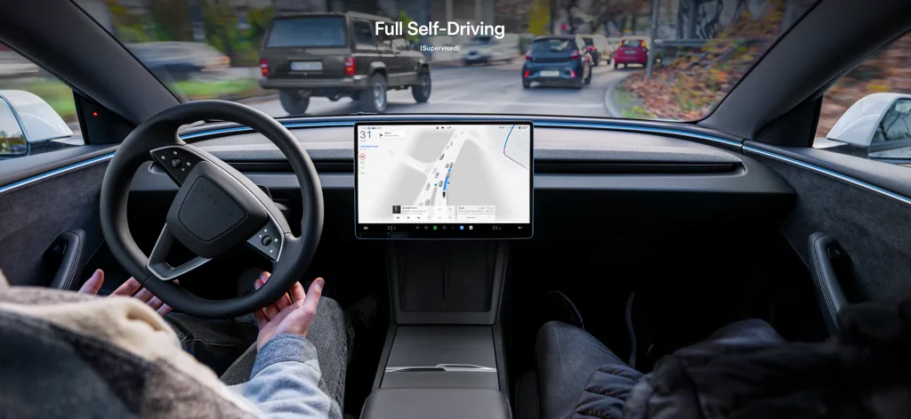 Visualisering af Tesla Full Self-Driving (Supervised) software på bilens skærm under kørsel i Danmark.
