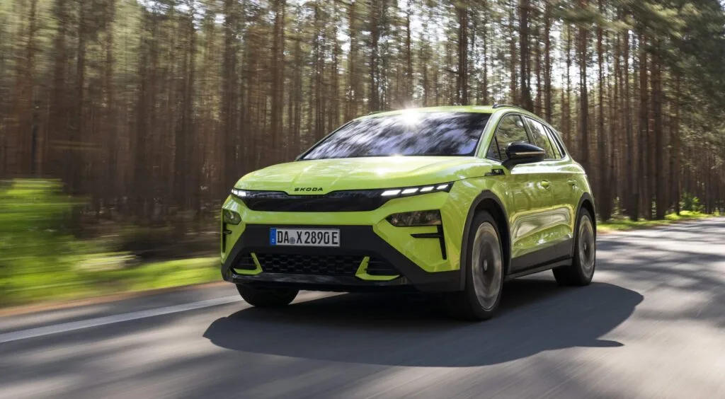 Sølvgrå Skoda Elroq elbil parkeret foran moderne bygning – populær elbil i Danmark