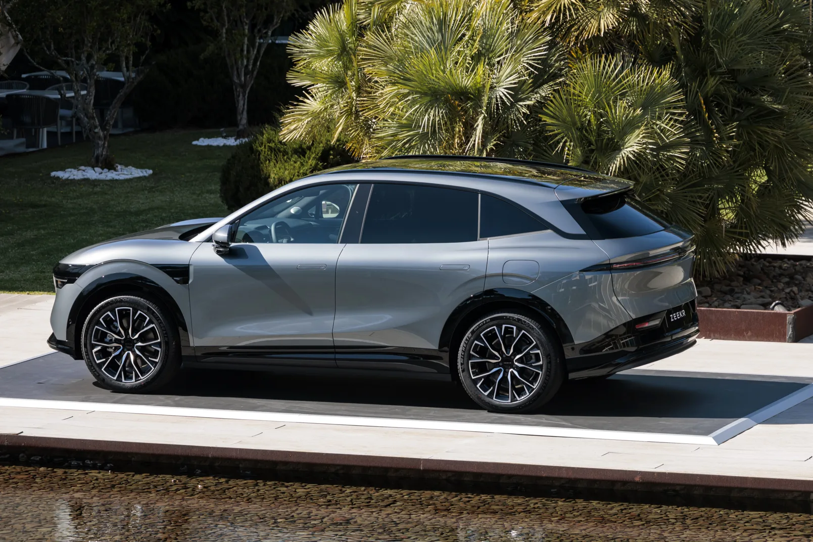 Zeekr 7X elbil forfra der viser det moderne lygtedesign.