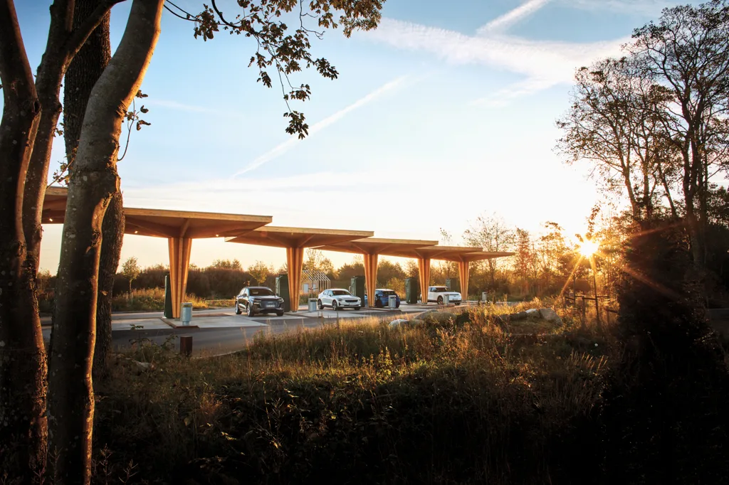 Clever er Danmarks største ladeoperatør med flere end 57.500 ladepunkter fordelt omkring i byen, på landet, på arbejdspladsen, ved supermarkedet og langs motorvejene. (Foto: Clever)