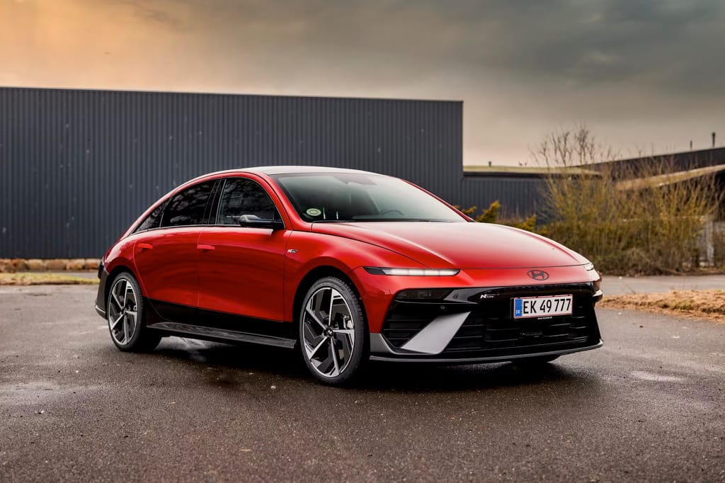 Hyundai Ioniq 6 N Line i rød set forfra på vej.