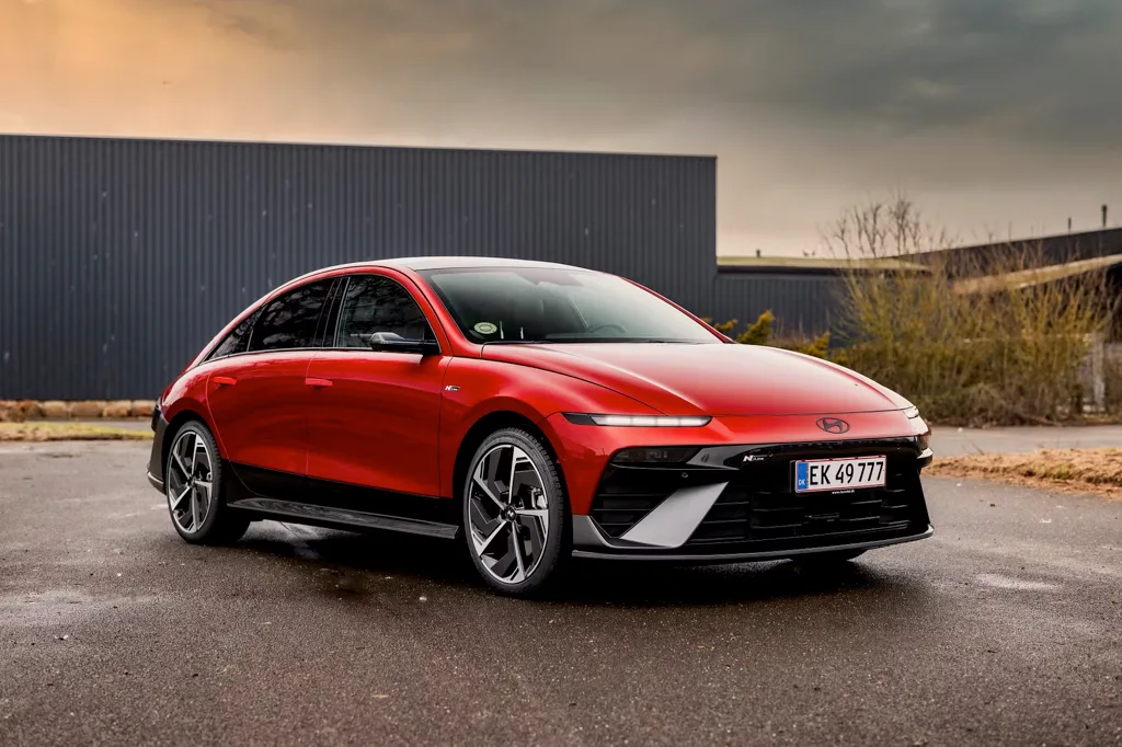 Hyundai Ioniq 6 N Line i rød set forfra på vej.