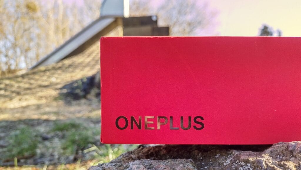 OnePlus logo på smartphone - Illustration af nyhed om OnePlus Danmark og officielle garantier