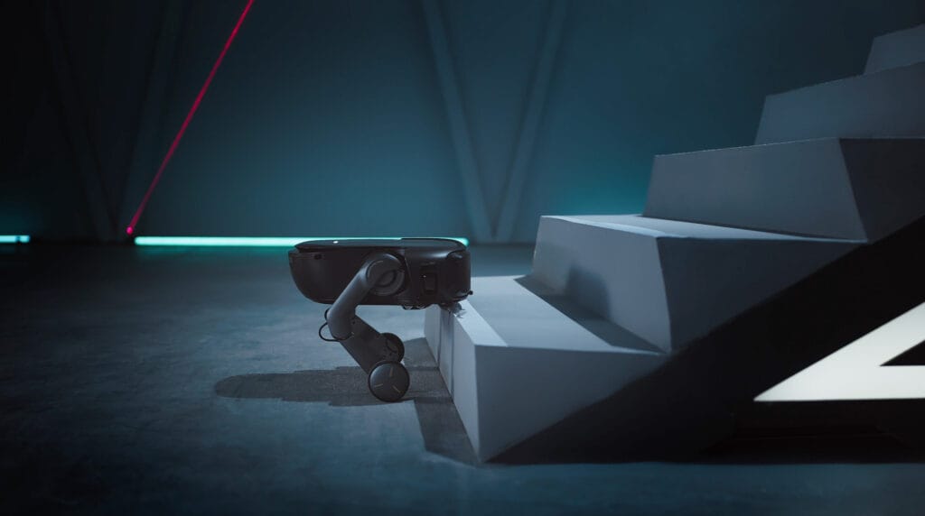 Roborock Saros Rover robotstøvsuger med klatrefunktion til trapper og ujævnt terræn.