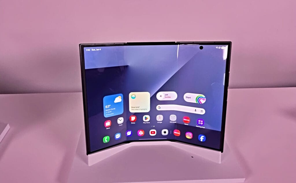 Produktbillede af Samsung Galaxy Z TriFold i udfoldet tilstand der viser den store 10-tommer skærm.